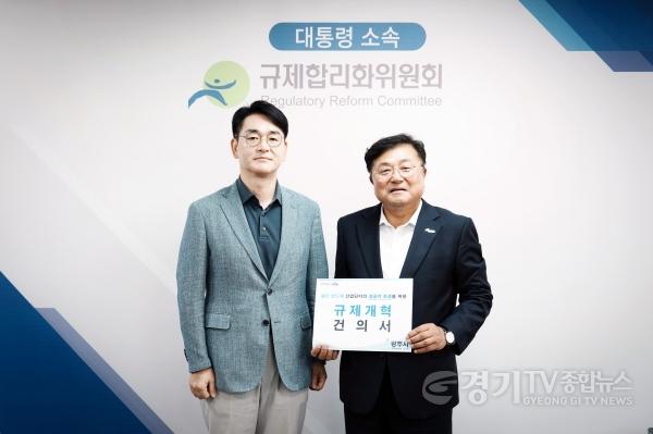 [크기변환]박관열 광주시장, 규제합리화위원회 박용진 부위원장 만나, “50년 중첩규제 족쇄 풀어야” (1).jpg