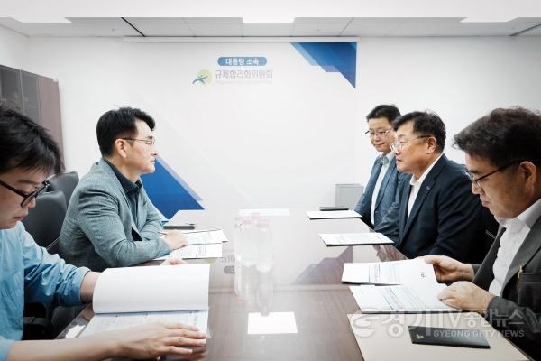 [크기변환]박관열 광주시장, 규제합리화위원회 박용진 부위원장 만나, “50년 중첩규제 족쇄 풀어야” (2).jpg