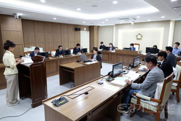 [크기변환]사진설명1 수원특례시의회 환경안전위원회가 7일 제404회 임시회 중 상임위원회 회의를 열고 조례안과 동의안 등 주요 안건을 심사하고 있다.jpg