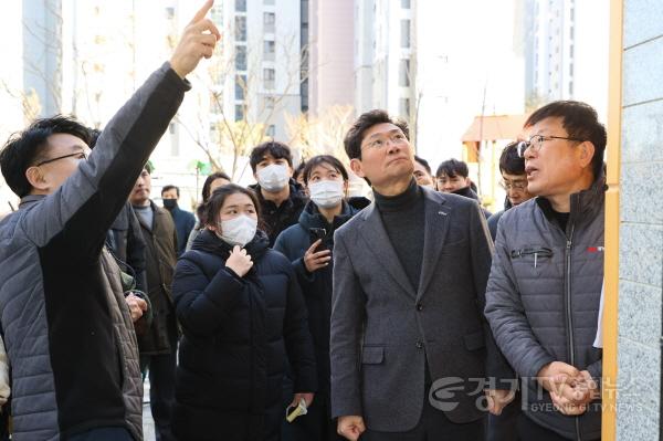 [크기변환]8-1. 이상일 용인특례시장이 2025년 2월 경남아너스빌 디센트 건설 현장을 방문해 하자 현장을 살피고 있다.jpg