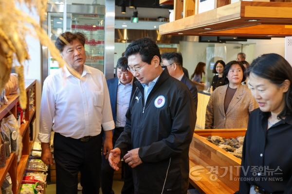 [크기변환]4-6. 9일 이상일 시장이 김동일 군수와 고석정 내 로컬푸드 매장을 둘러보고 있다.jpg