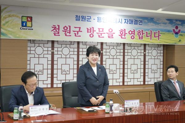 [크기변환]사진4. 용인특례시의회 장정순 의장이 9일 강원특별자치도 철원군 철원군청 상황실에서 열린 용인특례시-철원군 자매결연 협약식에 참석해 축사를 하고 있다.jpg