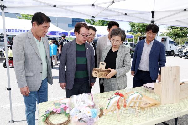 [크기변환]사진설명2_김미경_수원특례시의회_의장을_비롯한_수원특례시의회_의원들이_‘제22회_수원특례시_장애인_한마음_체육대회’_행사장을_둘러보며_체험_부스를_살펴보고_있다.jpg