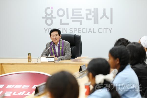 [크기변환]5-4. 이상일 용인특례시장이 10일 시청 영상회의실에서 용인을 방문한 성 베드로·성 바오로 가톨릭 중등학교 학생, 신부·수녀들과 이야기를 나누고 있다.jpg