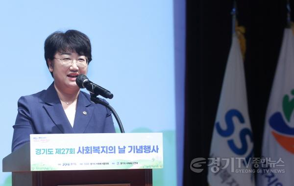 [크기변환]260910_고은정_부의장__제27회_경기도_사회복지의_날_기념행사_참석.jpg