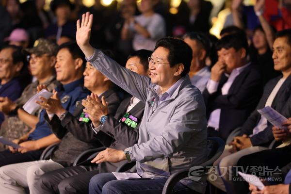 [크기변환]1-5. 11일 처인구 유림1동 경안천휴식공간 축구장에서 열린 유림1동 동민의 날 행사에서 이상일 시장이 시민들과 함께 행사에 참여하고 있다.jpg