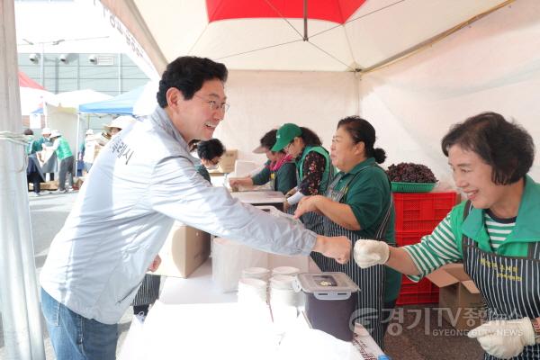 [크기변환]3-3. 이상일 용인특례시장이 11일 제11회 백암 백중문화제에 참석해 주민들과 인사를 나누고 있다.JPG
