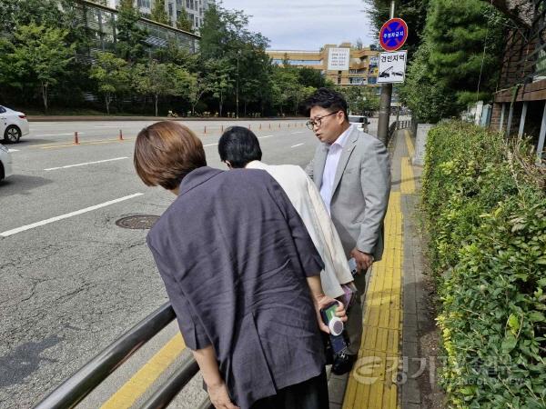 [크기변환](260911) 보도사진(1)_수원특례시의회 이희승 의원, 영통로 보행환경 점검… 보행 안전 확보 방안 논의.jpg