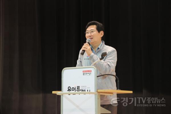 [크기변환]2-1. 이상일 용인특례시장이 12일 처인구 동부동민의 날 행사장을 찾아 축사를 하고 있다.JPG