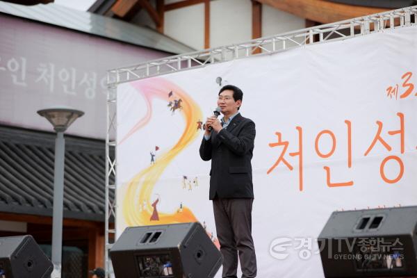 [크기변환]3-2. 이상일 용인특례시장이 12일 남사읍 처인성 일원에서 열린 ‘제35회 처인성문화제’에 참석해 축사를 하고 있다.JPG