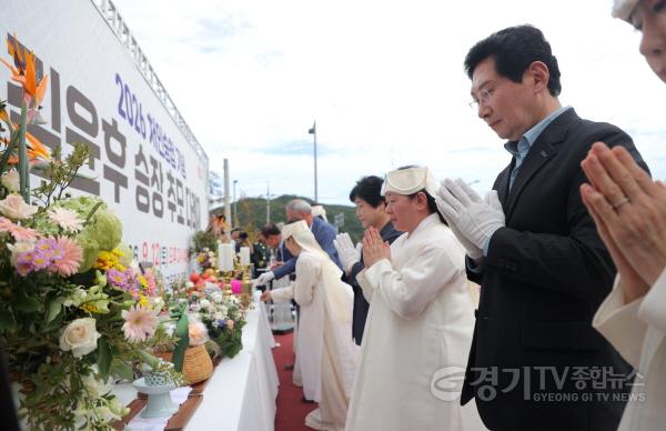 [크기변환]3-3. 이상일 용인특례시장이 12일 남사읍 처인성 일원에서 열린 김윤후 승장 추모 다례재에 참여하고 있다.JPG