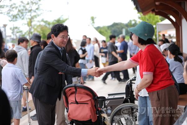 [크기변환]3-4. 이상일 용인특례시장이 12일 남사읍 처인성 일원에서 열린 ‘제35회 처인성문화제’에서 시민과 인사를 나누고 있다.JPG