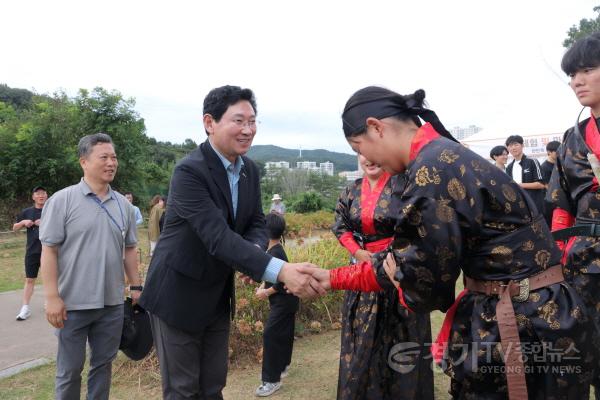 [크기변환]3-5. 이상일 용인특례시장이 12일 남사읍 처인성 일원에서 열린 ‘제35회 처인성문화제’에서 시민과 인사를 나누고 있다.JPG