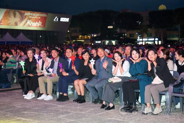 [크기변환]사진설명2 김미경 수원특례시의회 의장과 수원특례시의회 의원들이 12일 화성행궁 광장에서 열린 ‘2026 사통팔달 어울림 한마당’에 참석해 시민들과 함께 축제를 즐기고 있다.jpg