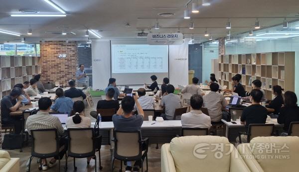 [크기변환](사진2) 고려대학교 지상철 교수가 화성시 창업·벤처기업들을 대상으로 정책자금 전략을 강의하고 있다.JPG