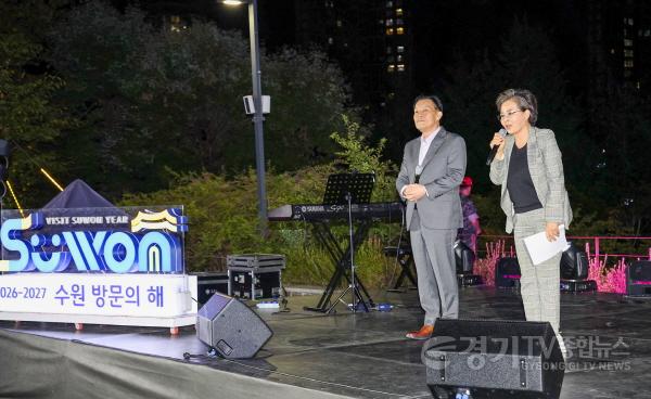 [크기변환]사진설명  김미경 수원특례시의회 의장이 9일 광교호수공원에서 열린 ‘2026 수원 드론·불꽃 축제’에서 시민들에게 인사말을 전하고 있다.jpg