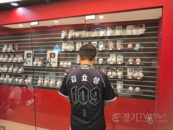 [크기변환]1-2. 용인시자살예방센터 김효성 사회복지사는 8일 자살예방 상담전화 번호인 109번을 등 번호로 달고 시구자로 나섰다.jpg