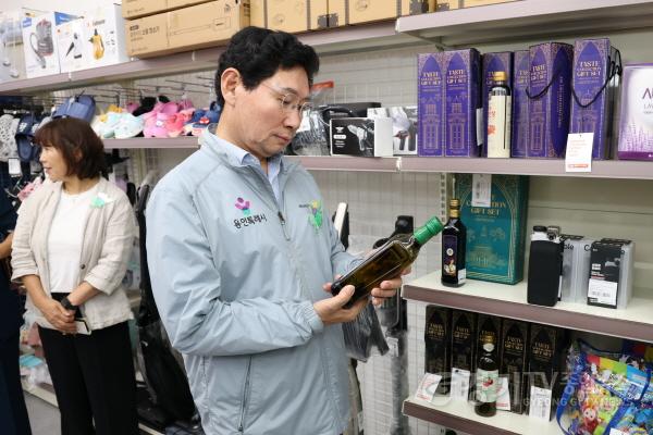 [크기변환]9-4. 이상일 용인특례시장이 14일 열린 땡큐마켓 용인동백점 개소식에서 판매 물건들을 보고 있다.jpg