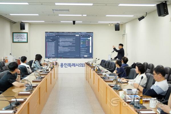 [크기변환]사진2. ‘행정사무감사를 위한 내 자료로 근거 있는 질의 만들기’ 특강을 경청하고 있는 ‘용인특례시 지방의회 AI 연구모임’ 회원들.jpg