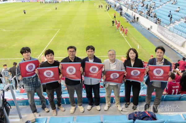 [크기변환]사진3. 대구FC 홈경기를 관람한 용인특례시의회 의원연구단체 스포츠시티9. 왼쪽부터 박인성, 인치용, 임현수, 신민욱, 김길수, 신나연, 이정렬 의원 순.jpg