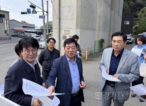 [크기변환]260915_고찬석_위원장__용인시_국지도.지방도_사업_현장_현지확인..광역교통망_구축_차질_없어야_(1).jpg