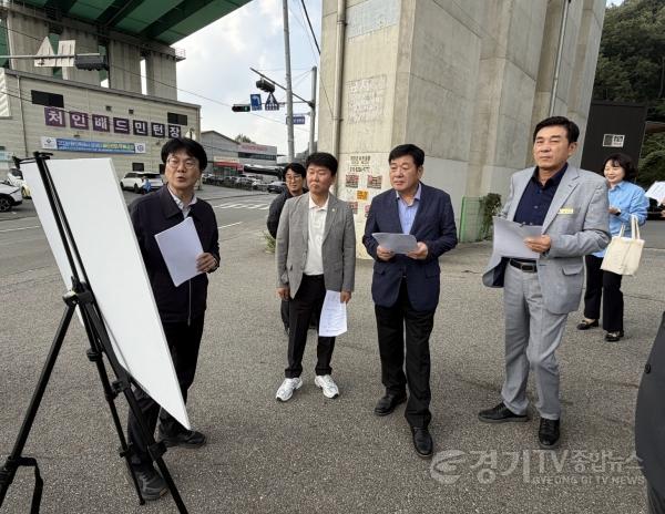 [크기변환]260915_고찬석_위원장__용인시_국지도.지방도_사업_현장_현지확인..광역교통망_구축_차질_없어야_(2).jpg