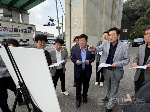 [크기변환]260915_고찬석_위원장__용인시_국지도.지방도_사업_현장_현지확인..광역교통망_구축_차질_없어야_(3).jpg