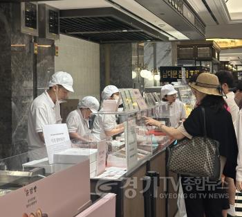 [크기변환]1-2. ‘웬떡마을’이 13일 신세계백화점 강남점에서 추석 특별전을 열고 제품을 판매하고 있다.jpeg