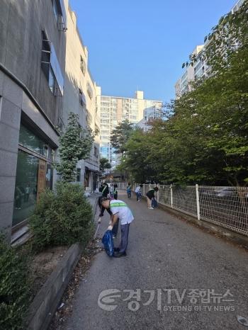 [크기변환]8-3. 화성특례시 효행구가 15일 기배동 일원에서 추석맞이 민·관 합동 대청소를 실시하며 골목길과 청소 취약 지역의 쓰레기를 수거하고 있다(2).jpg
