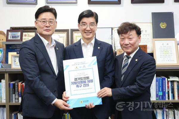 [크기변환]260915 남종섭 의장, 이해식 행안위 간사 만나 지방의회법 연내 제정 요청 (1).jpg