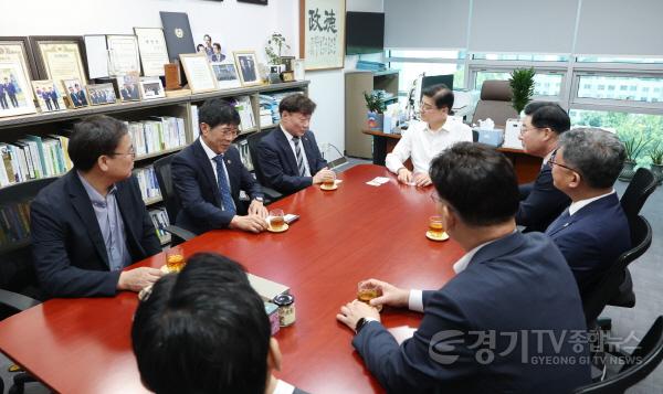 [크기변환]260915 남종섭 의장, 이해식 행안위 간사 만나 지방의회법 연내 제정 요청 (3).jpg