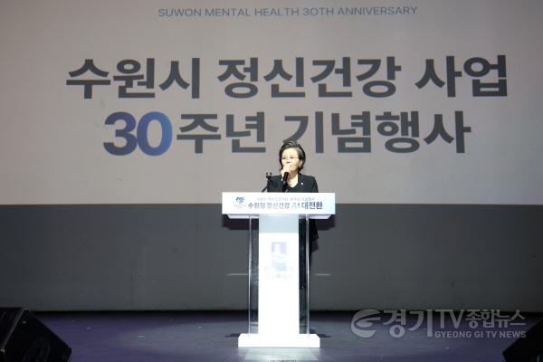 [크기변환]1. 수원특례시의회 김미경 의장이 수원시 정신건강 사업 30주년 행사에서 인사말을 하고 있다.jpg