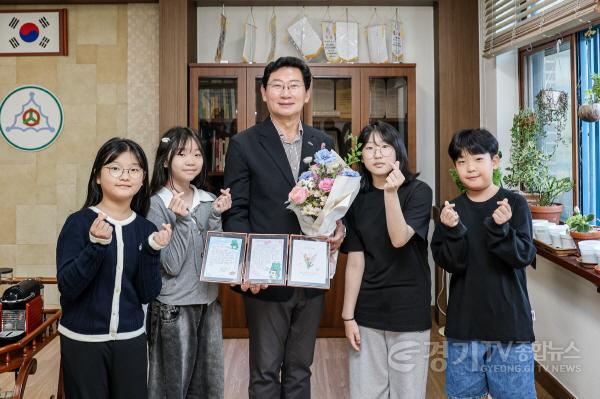 [크기변환]5-2. 이상일 용인특례시장이 16일 서원초 학생 대표들로부터 감사 편지를 받고 기념 촬영하고 있다.jpg