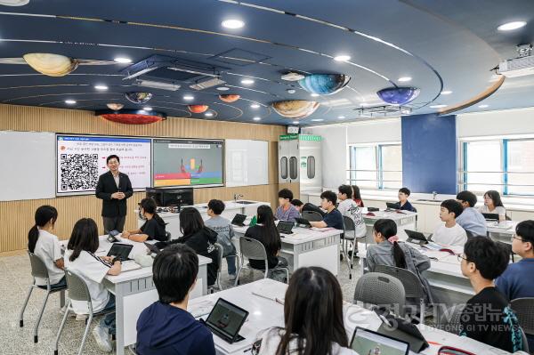 [크기변환]5-3. 이상일 용인특례시장이 16일 서원초를 찾아 새롭게 단장한 과학실에서 학생들을 격려하고 있다.jpg