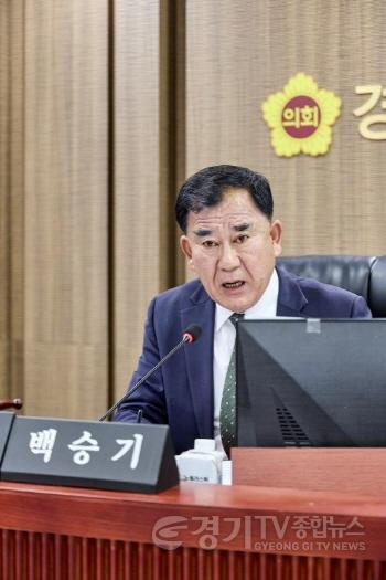 [크기변환]260916_백승기_경기도청_예결위원장__“시작할_때는_의회_승인__끝낼_때는_깜깜이”_안성휴게소의원_폐쇄_질타.jpg