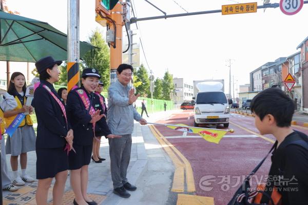 [크기변환]9-1. 이상일 용인특례시장이 17일 아침 능원초등학교에서 학생들의 안전을 위한 교통지도 봉사에 참여했다.JPG