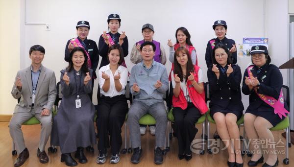 [크기변환]9-3. 이상일 용인특례시장이 17일 아침 능원초등학교에서 학생 안전을 위한 교통지도 봉사에 참여했다.jpg