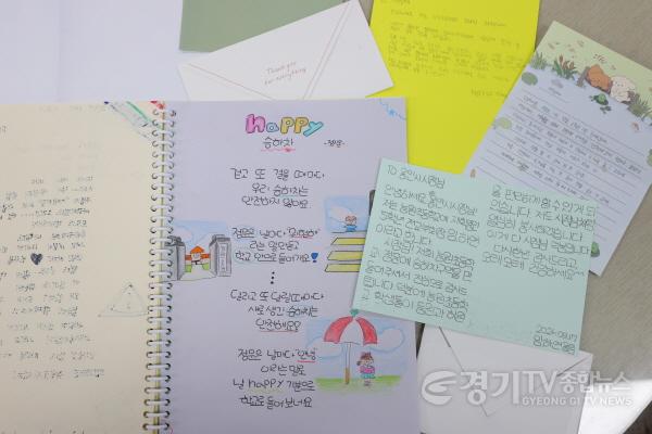 [크기변환]9-4. 능원초등학교 학생들이 승하차구역 조성에 노력을 기울인 이상일 시장에게 감사의 뜻을 담은 시화집과 손편지를 선물했다.JPG