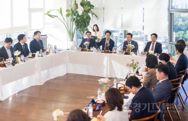 [크기변환]260917_경기도교육청-경기도의회_교육행정위원회__'경기교육대전환'을_위한_경기교육_현안_논의(의회협력과)_사진1.jpg