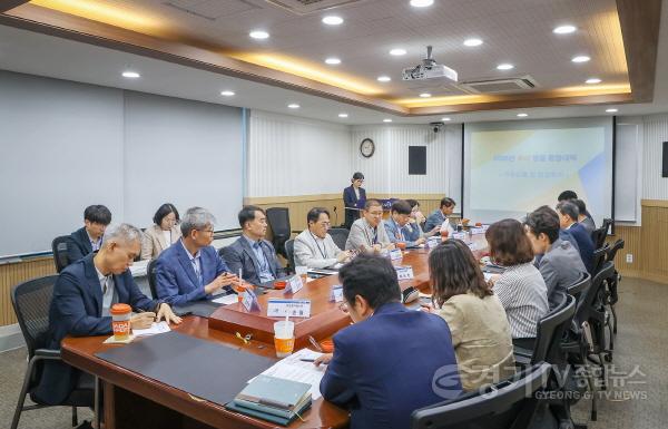 [크기변환][추가보도]17일 시청 혁신토론방에서 시흥시 실ㆍ국장이 모여 추석 명절 종합대책 회의를 진행하고 있다.jpg