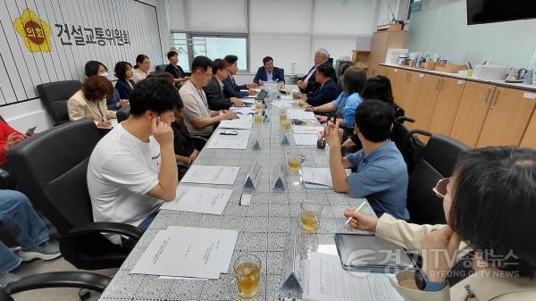 [크기변환]260917 고찬석 건설교통위원장, ‘교통약자 저상버스 이용환경 개선’ 간담회 -3.jpg