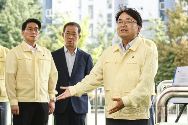 [크기변환]13-2 김광용 행정안전부 재난안전관리본부장(오른쪽)과 윤성진 화성특례시 제1부시장(왼쪽)이 18일 송화초등학교 주변 안전관리 현장을 점검하고 있다.jpg