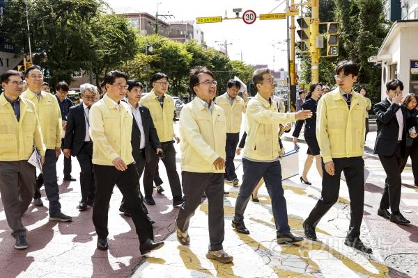 [크기변환]13-4 김광용 행정안전부 재난안전관리본부장과 윤성진 화성특례시 제1부시장이 18일 송화초등학교 주변 통학로를 점검하고 있다.jpg
