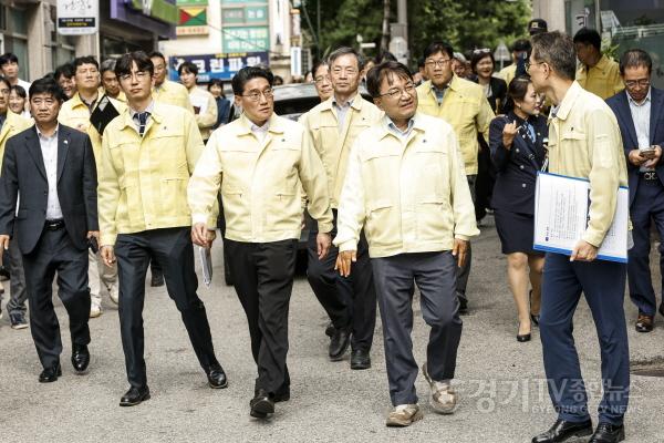 [크기변환]13-6 김광용 행정안전부 재난안전관리본부장과 윤성진 화성특례시 제1부시장이 18일 송화초등학교 주변 통학로를 점검하고 있다.jpg