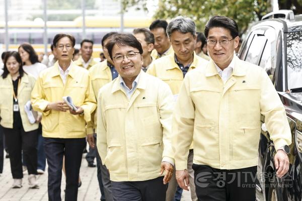 [크기변환]13-10 김광용 행정안전부 재난안전관리본부장과 윤성진 화성특례시 제1부시장이 18일 송화초등학교 주변 현장점검을 하고 있다.jpg
