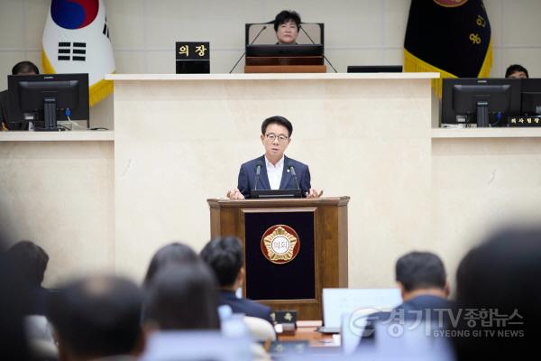 [크기변환]사진1. 용인특례시의회 김윤선 의원(포곡읍·모현읍·역북동·유림1동국민의힘)이 18일 열린 제306회 정례회 제3차 본회의에서 시정질문을 하고 있다.jpg
