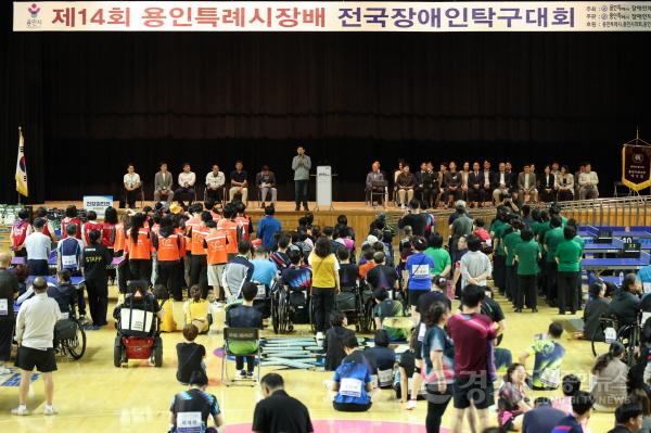 [크기변환]2-2. 이상일 용인특례시장이 19일 용인실내체육관에서 열린 전국장애인탁구대회에서 인사말을 하고 있다.jpeg