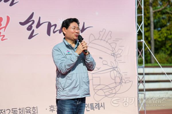 [크기변환]1-6. 19일 열린 2026년 죽전2동 어울림 한마당에서 이상일 시장이 축사를 하고 있다.jpeg