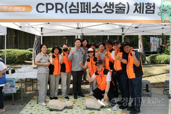 [크기변환]10-3. 이상일 용인특례시장이 20일 상현2동 동민의 날 기념행사 상현사랑 페스타에서 참가자들과 기념촬영을 하고 있다.jpg