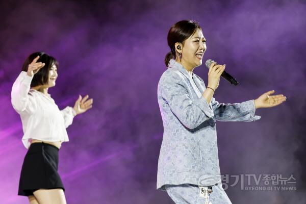 [크기변환]1-6. 19일 정조효공원에서 열린 2026 병점구 모두의 행복 콘서트에서 가수 장윤정이 공연을 펼치고 있다(2).jpg